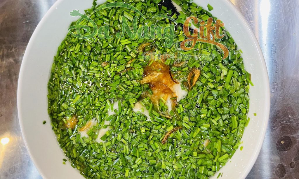 Bát bánh canh ngập hẹ là đặc trưng của món ăn này tại Phú Yên. Ảnh: Hà Lê