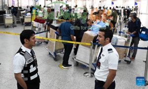 Khi du khách tự bảo vệ hành lý cá nhân, chuyến đi sẽ thuận lợi hơn rất nhiều. Ảnh: Xinhua