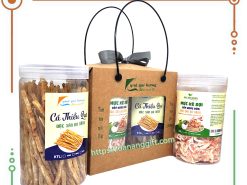 Set quà tặng đặc sản Đà Nẵng 2 món làm quà tặng QH1 gồm mực xé sợi hấp nước dừa và cá thiều que tẩm Đà Nẵng