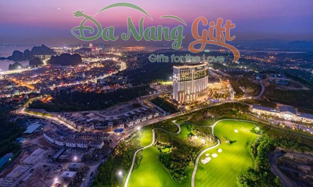 Không giống như nhiều khu nghỉ dưỡng ở Việt Nam, sân golf Hạ Long được bố trí gần với các phòng nghỉ và tiện nghi, phù hợp với vẻ đẹp lộng lẫy của khung cảnh.
